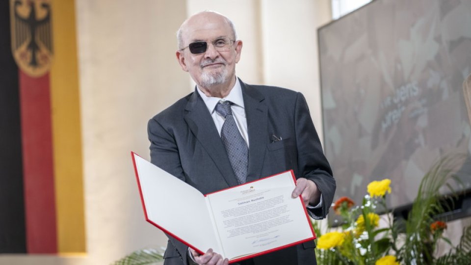 Scriitorul britanic de origine indiană Salman Rushdie, distins cu Premiul pentru Pace la Târgul de Carte de la Frankfurt