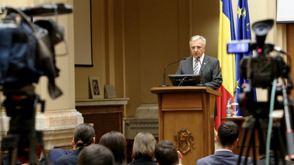 Guvernatorul BNR semnalează nivelul scăzut de educaţie financiară în rândul adulţilor din România