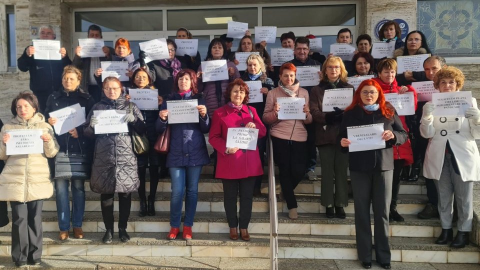 Val de proteste spontane la sediile unor direcţii de sănătate și protecție socială