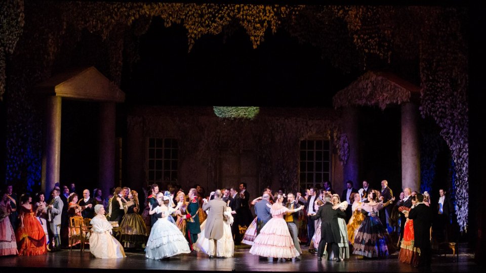 Emoție și eleganță la final de noiembrie: Evgheni Oneghin, Otello, Baiadera și Magazinul de păpuși pe scena Operei Naționale București