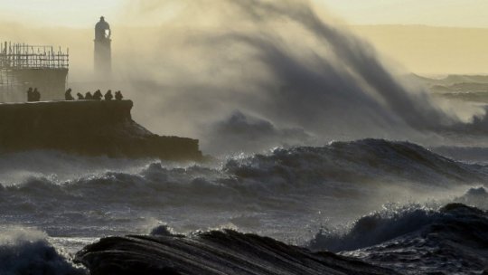 Furtuna Ciarán, o puternică furtună de toamnă, afectează părți din nord-vestul Europei