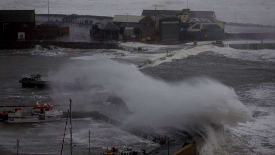 Furtuna Ciarán a lovit regiunile de coastă din nord-vestul Franței și insulele britanice