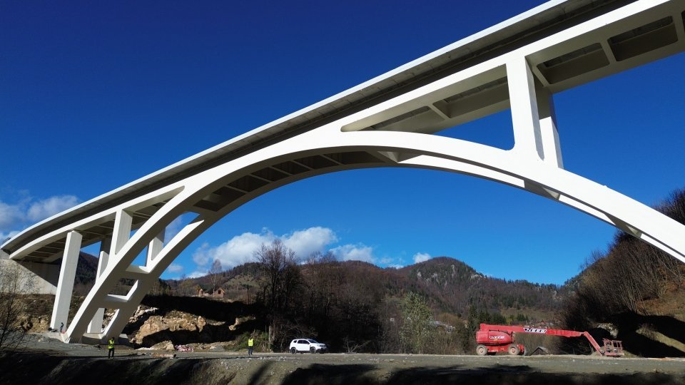 Se inaugurează noul pod peste Dâmbovița de pe DN 73 Pitești-Brașov