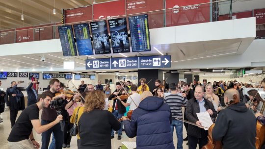 VIDEO Filarmonica George Enescu - Flash mob pe aeroportul internațional Fiumicino din Italia