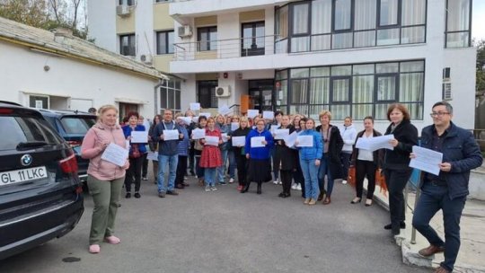 Angajaţii caselor de asigurări de sănătate continuă protestul