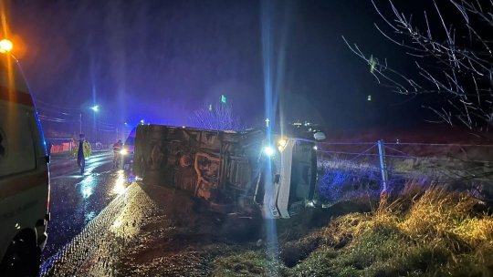 Județul Suceava: Microbuz răsturnat pe E85, în localitatea Roșiori, comuna Forăști