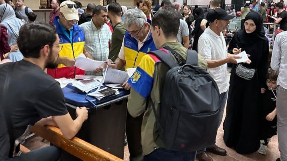 93 de cetăţeni români din Gaza şi familiile lor au ajuns la Bucureşti, de la Cairo