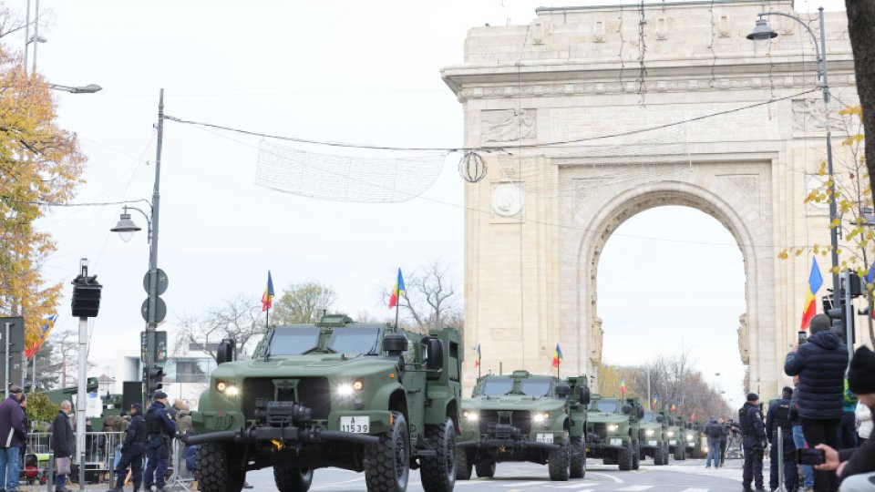 Aproape 100 de mii de persoane au asistat la Parada militară de la Arcul de Triumf