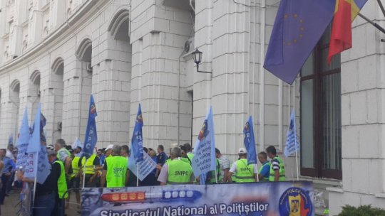 Reprezentanți ai Sindicatului Național al Polițiștilor și personalului contractual au protestat în fața Ministerului Finanțelor