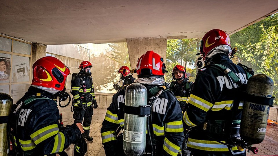 Pompierii au intervenit pentru stingerea unui incendiu la Spitalul Judeţean din Drobeta-Turnu Severin