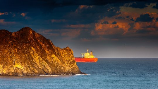 Un petrolier încărcat cu substanţe chimice a fost atacat în Marea Roșie