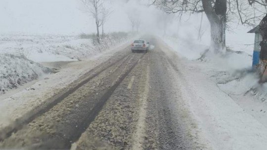 Se circulă în condiții de iarnă pe mai multe drumuri din țară