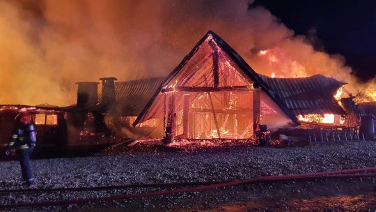 Incendiu de proporții la o pensiune din comuna prahoveană Gura Vadului. Cinci morți