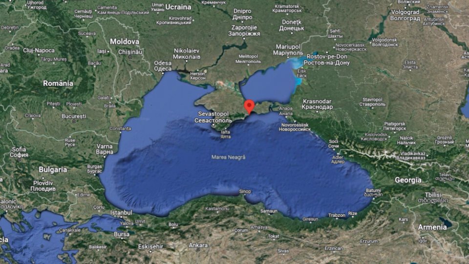 Rusia confirmă avarierea unei nave de război în atacul ucrainean asupra portului Feodosia din Crimeea