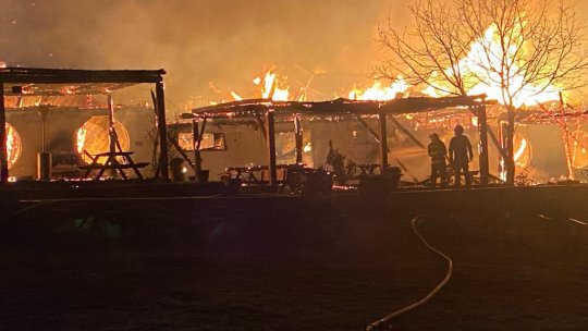 Patru adulți și un copil au murit în urma incendiului de la pensiunea ”Ferma Dacilor” din satul Tohani