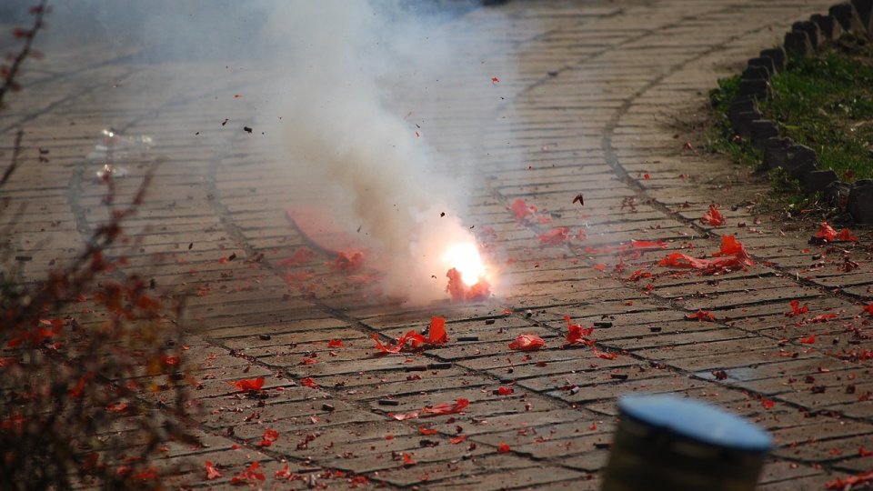 Petardele și artificiile pot fi periculoase pentru oameni și animale