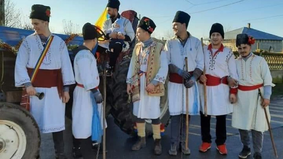 În Bucovina se păstrează tradiția de a merge cu uratul în seara de Ajun a Anului Nou
