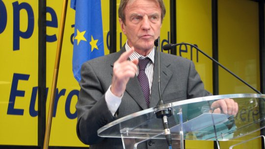 Bernard Kouchner: Aţi auzit vreodată de un conducător de război care nu şi-a vizitat niciodată trupele, în ciuda miilor de morţi?!