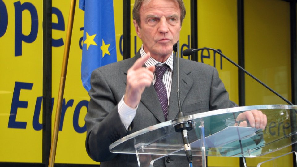 Bernard Kouchner: Aţi auzit vreodată de un conducător de război care nu şi-a vizitat niciodată trupele, în ciuda miilor de morţi?!