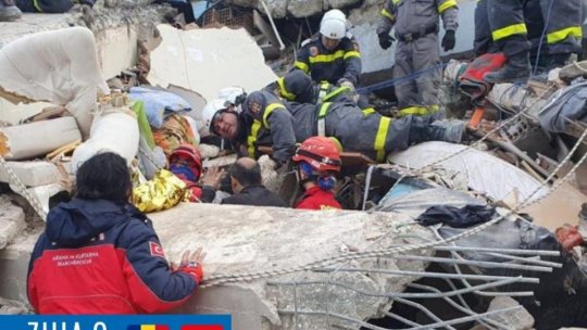 Cutremur Turcia: Salvatorii români au scos o femeie de sub dărâmăturile unei clădiri de nouă etaje