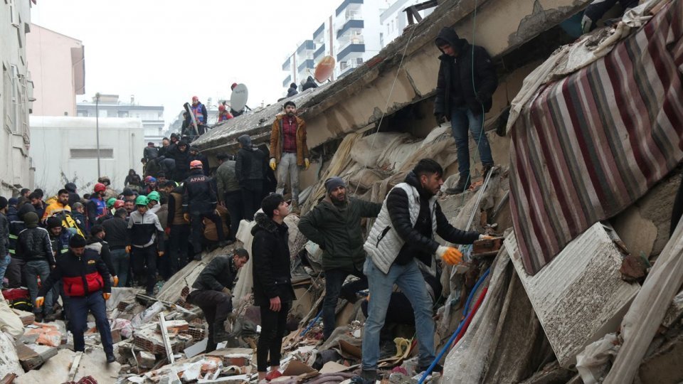 Cutremurele puternice produse luni în apropierea frontierei dintre Turcia şi Siria s-au soldat cu peste 22.000 de morţi în cele două ţări