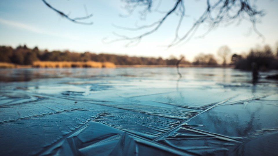 Pompierii au salvat doi adolescenți care au căzut în râul Olt după ce s-a spart gheața de sub ei