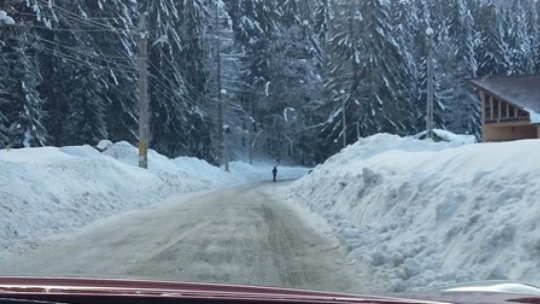 Traficul rutier în zonele de munte este îngreunat de vremea rea