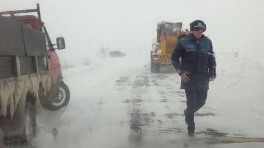 Restricții de circulație pe mai multe drumuri naționale din cauza zăpezii abundente și a viscolului