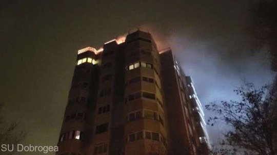 Pompierii intervin în cartierul Faleză Nord din municipiul Constanţa, după ce acoperişul unui bloc turn a fost cuprins de flăcări