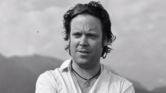 Astăzi, revine între #prieteniidelaradio, celebrul realizator britanic al seriei de documentare TV despre România, Charlie Ottley