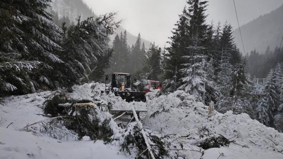 Avalanșă pe Transfăgărășan: Misiune de evacuare a celor 60 de persoane rămase izolate în Cabana Capra