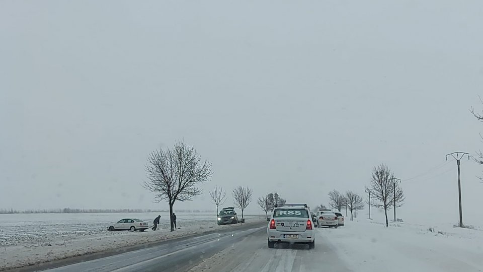 Traficul rutier, afectat de ninsoare și viscol