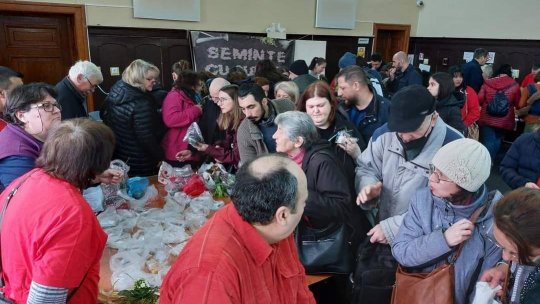 Piaţa "Seminţe cu suflet" a atras zeci de vizitatori la Biblioteca "George Bariţiu" din Brașov