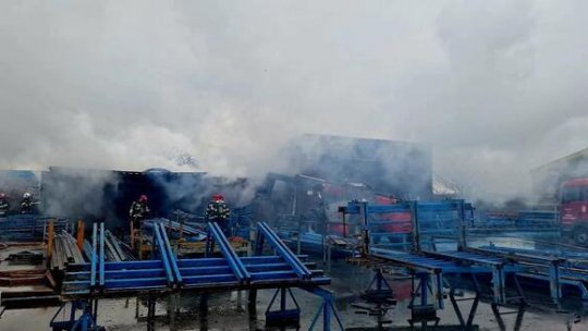 Incendiu violent la un depozit cu materiale de vopsit situat în parcul industrial din Bolintin Deal, judeţul Giurgiu