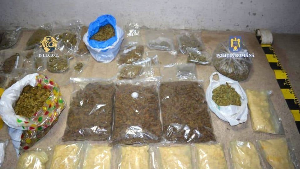 Şapte persoane au fost reţinute în dosarul privind traficul de droguri din mai multe licee din zona centrală a capitalei