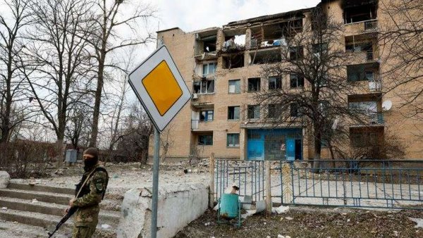 Cel puţin patru persoane au fost ucise miercuri lângă Kiev şi una în oraşul Zaporojie din sud-estul Ucrainei în atacuri aeriene