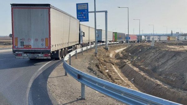 Trafic intens la frontiera României cu Ucraina și Republica Moldova pentru camioanele care transportă marfă