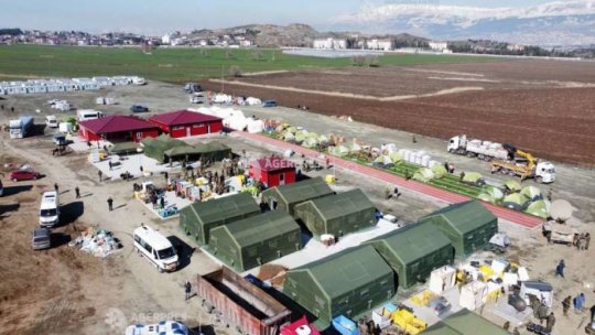 Mulţi dintre supravieţuitorii cutremurului din Turcia încă locuiesc în corturi, la o lună de la dezastru