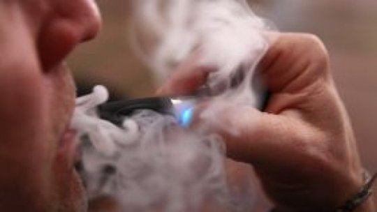Țigările electronice cu aromă de mentă, mai dăunătoare decât cele fără mentol