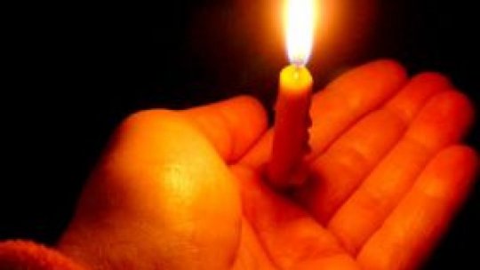 Sfânta Lumină de la Ierusalim va fi adusă în România sâmbătă seara
