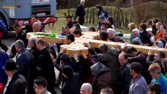 Lupeni, Valea Jiului: Aproximativ o mie de persoane au participat la procesiunea „Drumul Crucii”