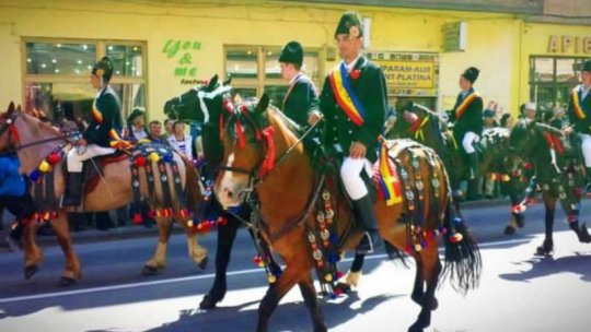 Un spectacol de muzică populară încheie în centrul Brașovului Sărbătoarea Junilor