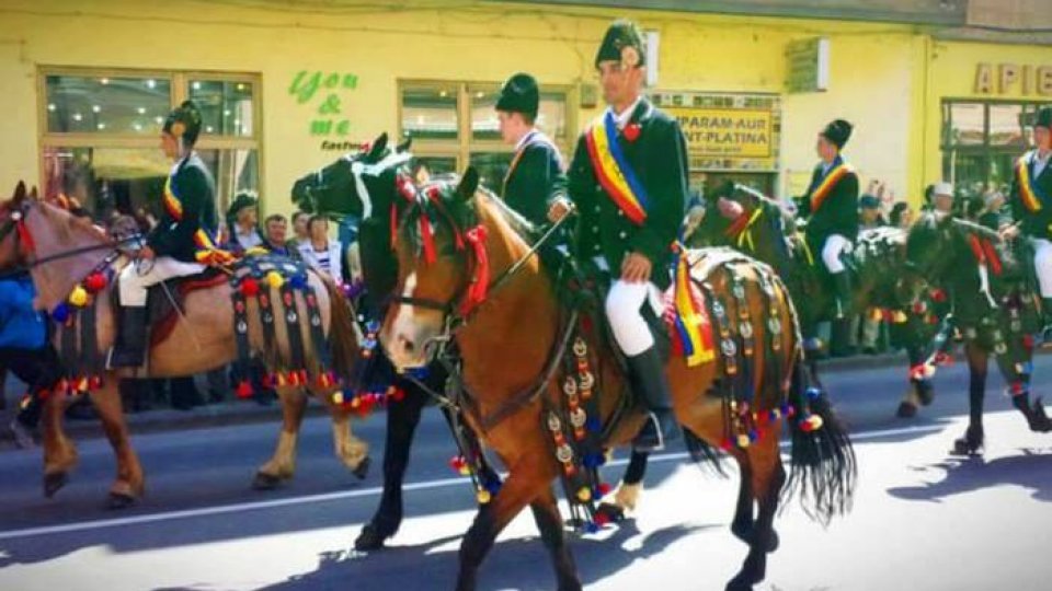 Un spectacol de muzică populară încheie în centrul Brașovului Sărbătoarea Junilor