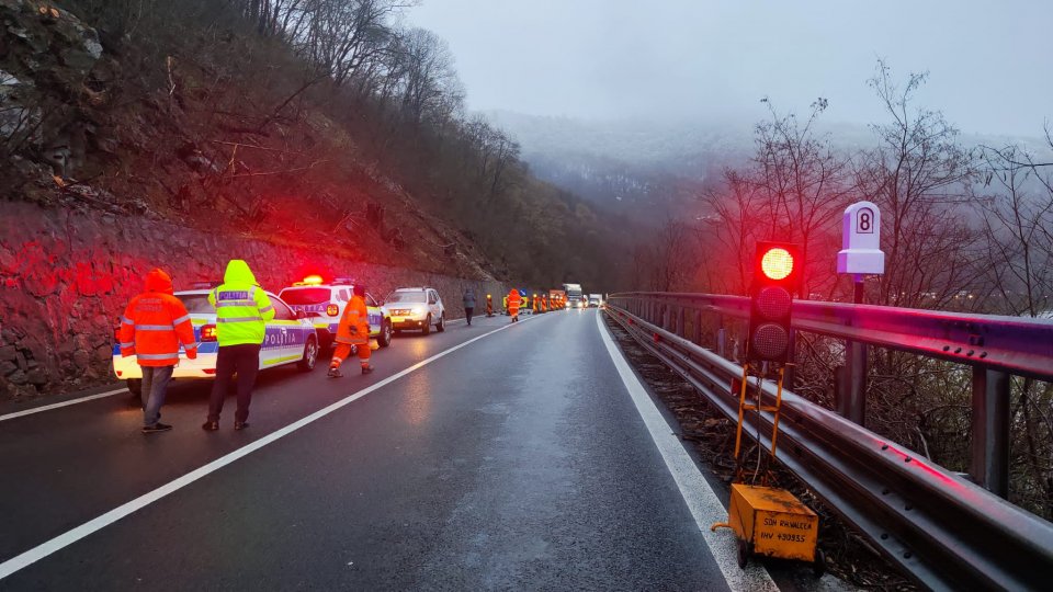 Restricții de circulație pe Valea Oltului din cauza căderilor de pietre