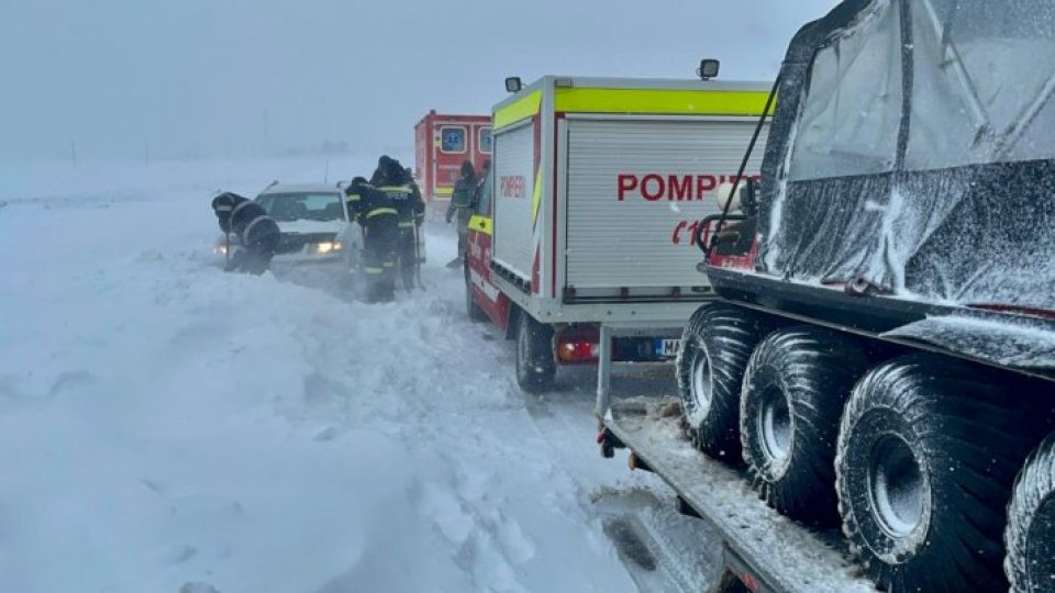Pe mai multe drumuri din țară se circulă în condiții de iarnă