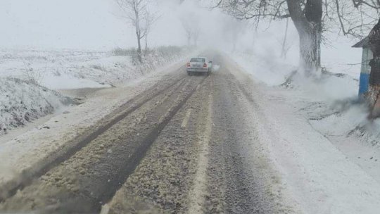 Sute de persoane și mașini rămase înzăpezite în Botoșani