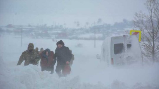 Zeci de persoane au rămas blocate pe drumurile înzăpezite din județul Suceava