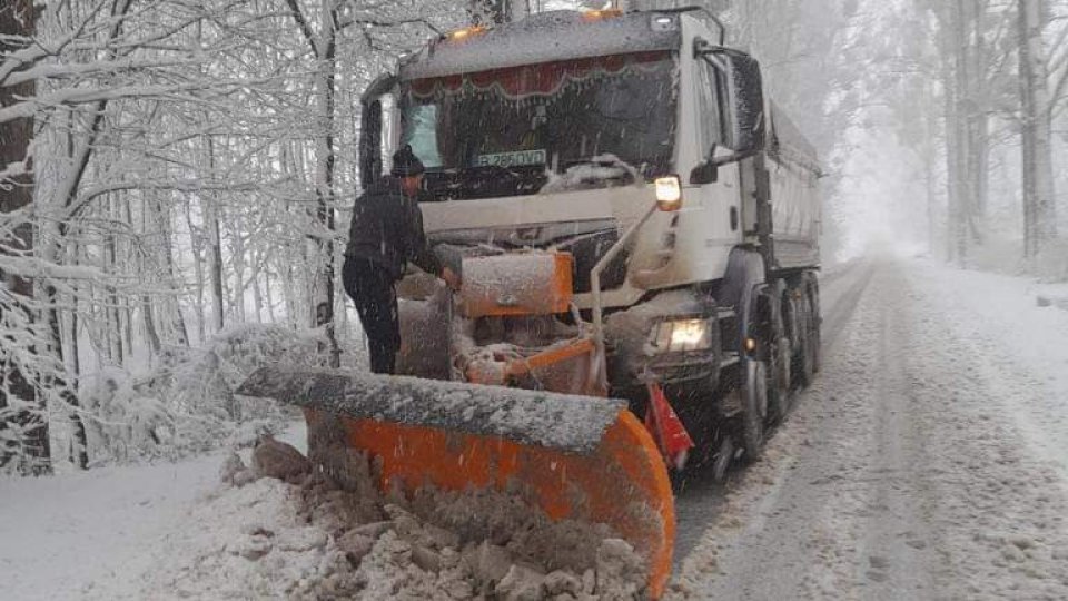 Mii de consumatori din nordul Moldovei au rămas fără curent din cauza ninsorii abundente
