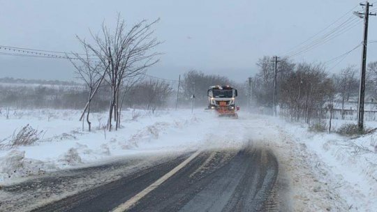 Circulația în județul Botoșani este în continuare restricționată din cauza ninsorilor și a vântului puternic