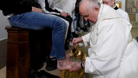 La Roma, Papa Francisc a celebrat tradiţionala slujbă de Joia Mare şi a spălat picioarele a 12 tineri deţinuţi, între care un român